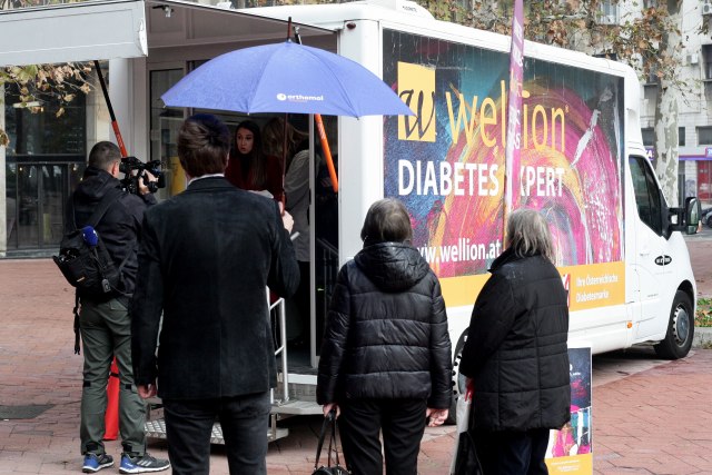Besplatni pregledi za dijabetes: Ordinacija na toèkovima na Trgu Nikole Pašiæa